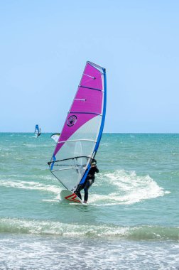 TORREMOLINOS, İspanya - 28 Mayıs 2023: Torremolinos, İspanya sahilindeki sörfçüler 28 Mayıs 2023