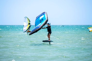 TORREMOLINOS, İspanya - 28 Mayıs 2023: Torremolinos, İspanya sahilindeki sörfçüler 28 Mayıs 2023