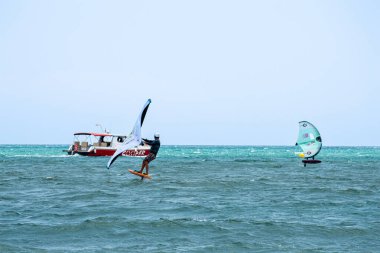 TORREMOLINOS, İspanya - 28 Mayıs 2023: Torremolinos, İspanya sahilindeki sörfçüler 28 Mayıs 2023