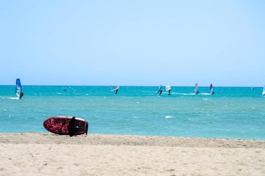 TORREMOLINOS, İspanya - 28 Mayıs 2023: Torremolinos, İspanya sahilindeki sörfçüler 28 Mayıs 2023