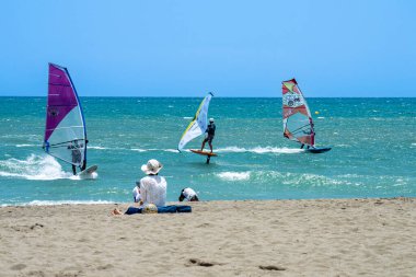 TORREMOLINOS, İspanya - 28 Mayıs 2023: Torremolinos, İspanya sahilindeki sörfçüler 28 Mayıs 2023