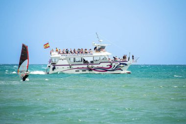 TORREMOLINOS, İspanya - 28 Mayıs 2023: Torremolinos, İspanya sahilindeki sörfçüler 28 Mayıs 2023