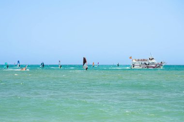 TORREMOLINOS, İspanya - 28 Mayıs 2023: Torremolinos, İspanya sahilindeki sörfçüler 28 Mayıs 2023