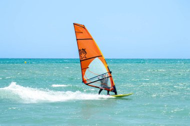 TORREMOLINOS, İspanya - 28 Mayıs 2023: Torremolinos, İspanya sahilindeki sörfçüler 28 Mayıs 2023
