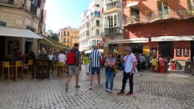 MALAGA, İspanya - 9 Nisan 2023: Malaga, İspanya 'daki tarihi şehir merkezinde yürüyüş