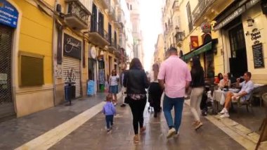 MALAGA, İspanya - 9 Nisan 2023: Malaga, İspanya 'daki tarihi şehir merkezinde yürüyüş