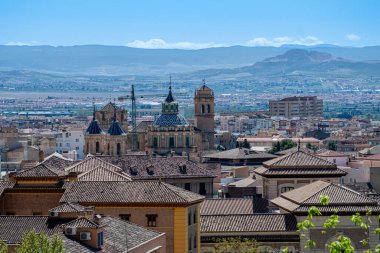 GRANADA, İspanya - 5 Nisan 2023: Granada, İspanya şehir merkezinin panoramik manzarası 5 Nisan 2023