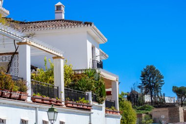 Granada, İspanya - 5 Nisan 2023: 5 Nisan 2023 tarihinde İspanya 'nın Granada kentindeki tarihi merkezde yürüyüş