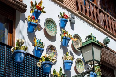 Granada, İspanya - 5 Nisan 2023: 5 Nisan 2023 tarihinde İspanya 'nın Granada kentindeki tarihi merkezde yürüyüş