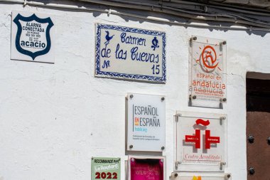 Granada, İspanya - 5 Nisan 2023: 5 Nisan 2023 tarihinde İspanya 'nın Granada kentindeki tarihi merkezde yürüyüş