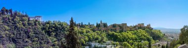 Granada, İspanya - 5 Nisan 2023 'te İspanya' nın Granada kentindeki antik Arap kalesinin panoramik görüntüsü
