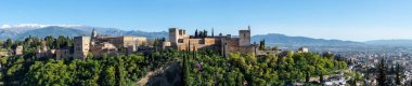 Granada, İspanya - 5 Nisan 2023 'te İspanya' nın Granada kentindeki antik Arap kalesinin panoramik görüntüsü