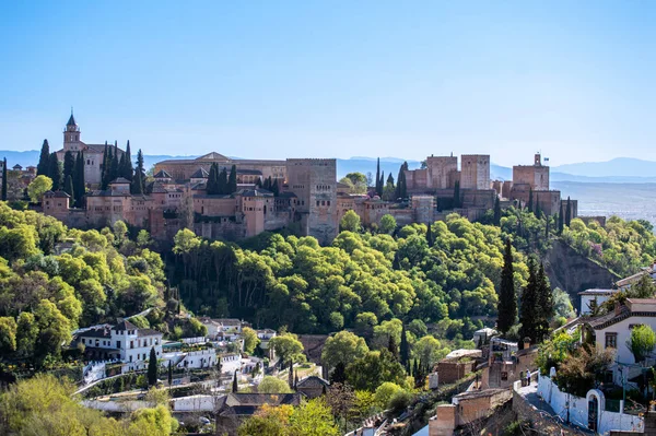 Granada, İspanya - 5 Nisan 2023 'te İspanya' nın Granada kentindeki antik Arap kalesinin panoramik görüntüsü