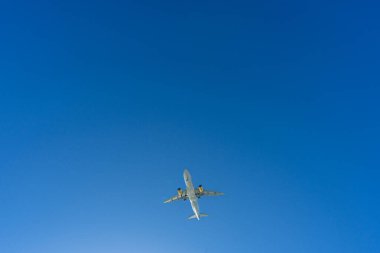 MALAGA, İspanya - 25 Mart 2023: Akdeniz üzerinde gün doğumunda iniş yapan uçak, Costa del Sol, Malaga, İspanya 25 Mart 2023