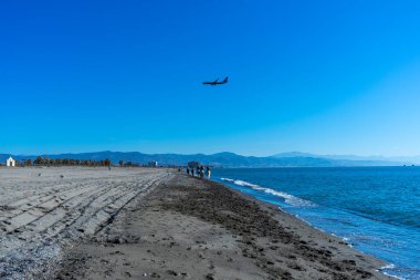 MALAGA, İspanya - 25 Mart 2023: Akdeniz üzerinde gün doğumunda iniş yapan uçak, Costa del Sol, Malaga, İspanya 25 Mart 2023