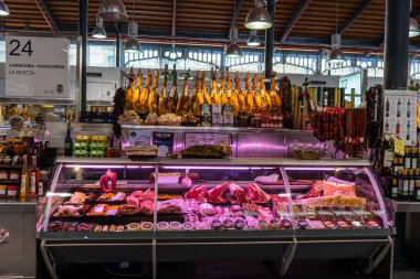 ALMERIA, İspanya - 19 Mart 2023 'te İspanya' nın Almerya kentindeki merkez pazarda bakkaliye