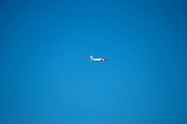 TORREMOLINOS, SPAIN - 23 Nisan 2023: Akdeniz 'e inen uçak, Costa del Sol, İspanya 23 Nisan 2023