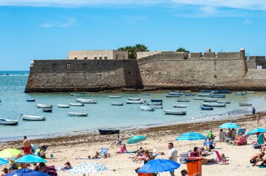 CADIZ, İspanya - 30 Nisan 2023 tarihinde İspanya 'nın Cadiz kentinde bulunan bir plajdır.