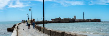 CADIZ, İspanya - 30 Nisan 2023: 30 Nisan 2023 tarihinde İspanya 'nın Cadiz kentindeki Saint Sebastian Kalesi' ne giden yol