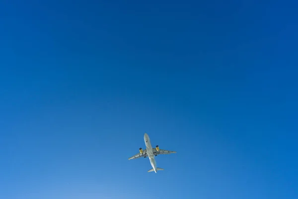 Malaga Spanyolország 2023 Március Napkeltekor Földközi Tenger Felett Leszálló Repülőgép — Stock Fotó