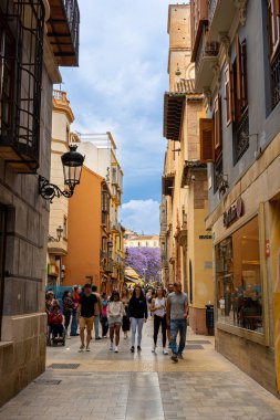 MALAGA, İspanya - 20 Mayıs 2023: Malaga, İspanya 'da Madre de Dios caddesinde yürüyüş (Madre de Dios)