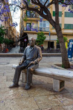 MALAGA, İspanya - 20 Mayıs 2023: 20 Mayıs 2023 'te İspanya' nın Malaga kentindeki Casa Natal de Picasso 'nun önünde Picasso heykeli