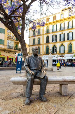 MALAGA, İspanya - 20 Mayıs 2023: 20 Mayıs 2023 'te İspanya' nın Malaga kentindeki Casa Natal de Picasso 'nun önünde Picasso heykeli