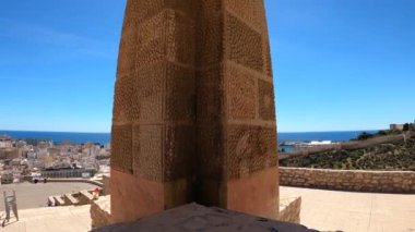 ALMERIA, İspanya - 19 Mart 2023: Almeria, İspanya 'daki Cityscape ve Alcazaba kalesi