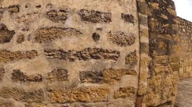 CORDOBA, İspanya - FERBUARY 12, 2023: Medina Azahara 'nın kalıntıları, Cordoba, İspanya' da 12 Şubat 2023 tarihinde güçlendirilmiş bir Arap ortaçağ sarayı şehri