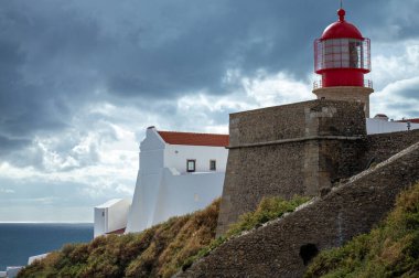 SAGRES, PORTUGAL - 27 Şubat 2023: Sagres, Portekiz 'deki Cabo de So Vicente Deniz Feneri 27 Şubat 2023