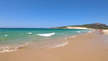 TARIFA, İspanya - 17 Haziran 2023: Valdevaqueros plajında uçurtma uçurma, Gibraltar Boğazı, Tarifa, İspanya 17 Haziran 2023