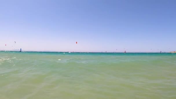Tarifa Ισπανια Ιουνιου 2023 Kitesurfing Στην Παραλία Valdevaqueros Γιβραλτάρ Στενό — Αρχείο Βίντεο