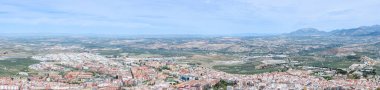 JAEN, İspanya - 6 Nisan 2023: 6 Nisan 2023 'te İspanya' nın Jaen kentinde güneşli bir günde Santa Catalina Ortaçağ kalesinden panoramik şehir manzarası