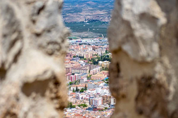 JAEN, SPAIN - 6 Nisan 2023: 6 Nisan 2023 'te İspanya' nın Jaen kentindeki Santa Catalina Ortaçağ şatosundan şehir manzarası