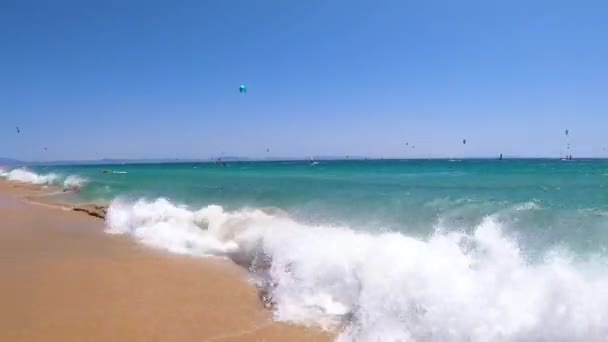 Tarifa Spanya Haziran 2023 Valdevaqueros Plajında Uçurtma Uçurma Gibraltar Boğazı — Stok video