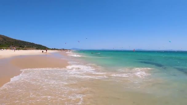 タリファ スペイン 2023年6月17日 スペインのタリファにあるジブラルタル海峡のValdevaquerosビーチでのカイトサーフィン — ストック動画