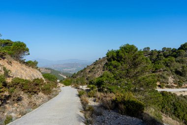 İspanya 'da Costa del Sol' da Malaga yakınlarındaki Calamorro Dağı 'na giden yol.
