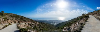 İspanya 'daki Costa del Sol' da Malaga yakınlarındaki Calamorro Dağı 'ndan panoramik manzara