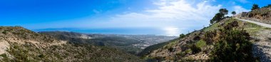 İspanya 'daki Costa del Sol' da Malaga yakınlarındaki Calamorro Dağı 'ndan panoramik manzara