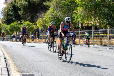 BENALMADENA, İspanya - 13 Mayıs 2023: İspanya 'nın Benalmadena kentindeki Costa del Sol caddelerinde bisiklet yarışları