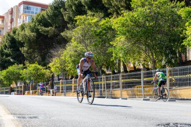 BENALMADENA, İspanya - 13 Mayıs 2023: İspanya 'nın Benalmadena kentindeki Costa del Sol caddelerinde bisiklet yarışları