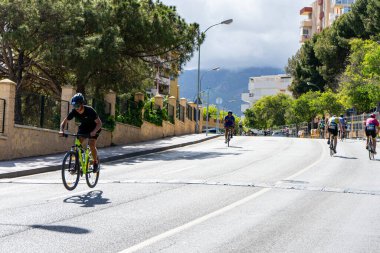BENALMADENA, İspanya - 13 Mayıs 2023: İspanya 'nın Benalmadena kentindeki Costa del Sol caddelerinde bisiklet yarışları