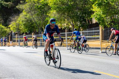 BENALMADENA, İspanya - 13 Mayıs 2023: İspanya 'nın Benalmadena kentindeki Costa del Sol caddelerinde bisiklet yarışları