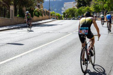 BENALMADENA, İspanya - 13 Mayıs 2023: İspanya 'nın Benalmadena kentindeki Costa del Sol caddelerinde bisiklet yarışları