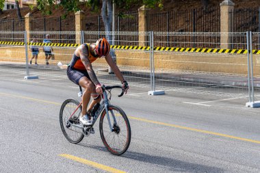 BENALMADENA, İspanya - 13 Mayıs 2023: İspanya 'nın Benalmadena kentindeki Costa del Sol caddelerinde bisiklet yarışları