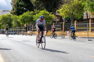 BENALMADENA, İspanya - 13 Mayıs 2023: İspanya 'nın Benalmadena kentindeki Costa del Sol caddelerinde bisiklet yarışları
