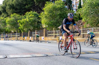 BENALMADENA, İspanya - 13 Mayıs 2023: İspanya 'nın Benalmadena kentindeki Costa del Sol caddelerinde bisiklet yarışları