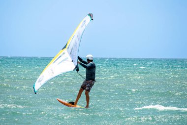 TORREMOLINOS, İspanya - 28 Mayıs 2023: Torremolinos, İspanya sahilindeki sörfçüler 28 Mayıs 2023