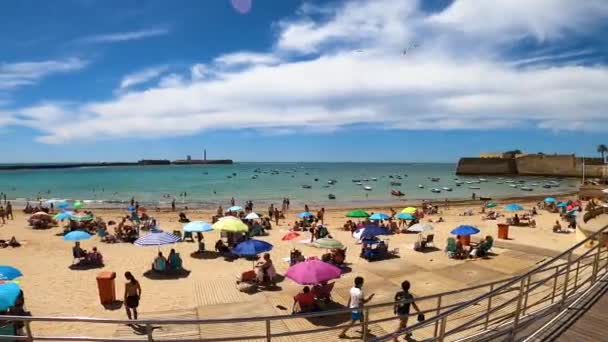 卡迪兹 Spain 2023年4月30日 拉卡莱塔海滩 Caleta 是西班牙卡迪兹市历史中心的一个海滩 位于2023年4月30日 — 图库视频影像