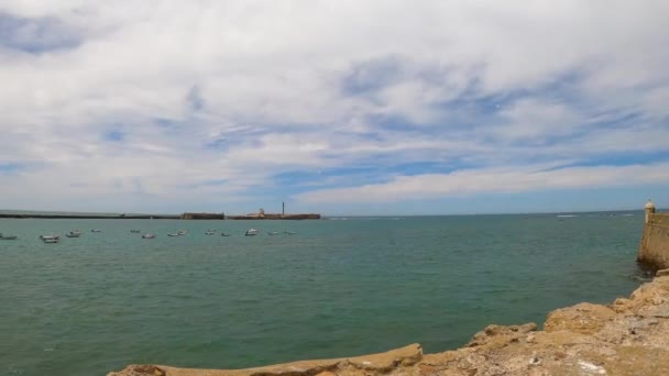 Cadiz Ισπανια Απριλιου 2023 Σκάφη Στην Παραλία Caleta Στο Κάδιξ — Αρχείο Βίντεο